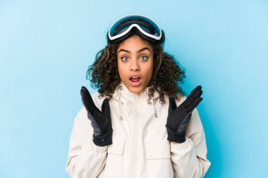 Genç Afrikalı Amerikalı kayakçı kadın şaşırdı ve şok oldu..