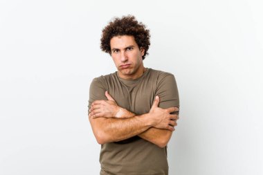 Olgun yakışıklı bir adam, düşük sıcaklıktan ya da hastalıktan soğuktan soyutlanmış..