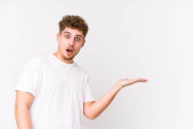 Sarışın, kıvırcık saçlı, beyaz tenli bir adam avucunun içinde fotokopi yeri tutmaktan etkilenmiş..