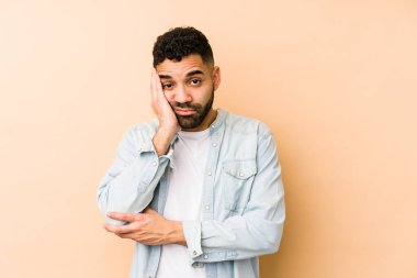 Genç, melez Arap bir adam izole edilmiş sıkılmış, yorgun ve dinlenmeye ihtiyacı var..