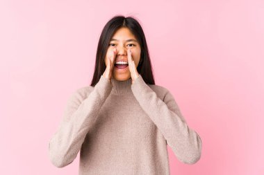 Genç Çinli kadın münzevi pozu veriyor..