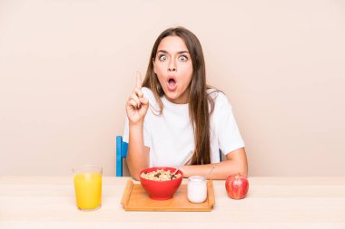 Kafkasyalı genç bir kadın kahvaltısını yalnız yapıyor. Harika bir fikri var, yaratıcılık kavramı..