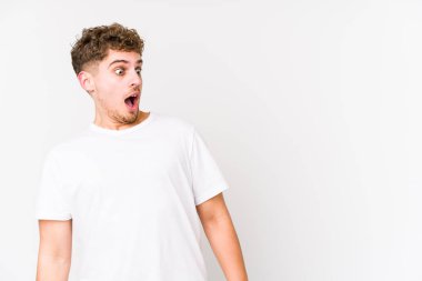 Sarışın, kıvırcık saçlı, beyaz bir adam gördüğü bir şey yüzünden şoka girmiş..