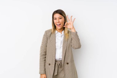 Kafkasyalı genç iş kadını göz açıp kapayıncaya kadar el hareketleriyle iyi bir jest yapıyor..