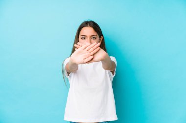 Kafkasyalı genç bir kadın kendini izole edip inkar ediyor.