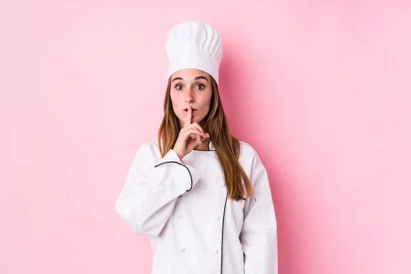 Junge Kaukasische Köchin Isoliert Hält Ein Geheimnis Oder Bittet Schweigen — Stockfoto