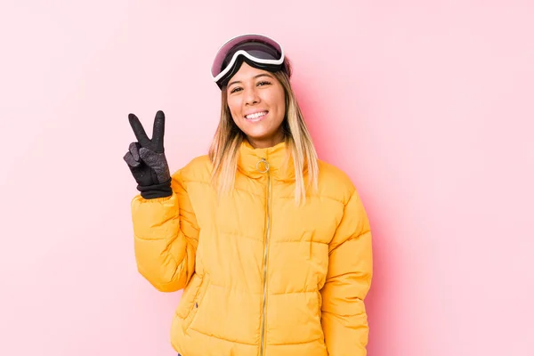 Mulher Branca Jovem Vestindo Uma Roupa Esqui Fundo Rosa Alegre — Fotografia de Stock