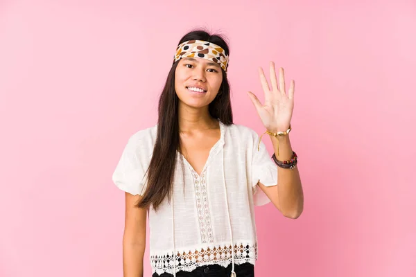 Jovem Hippie Chinês Isolado Sorrindo Alegre Mostrando Número Cinco Com — Fotografia de Stock