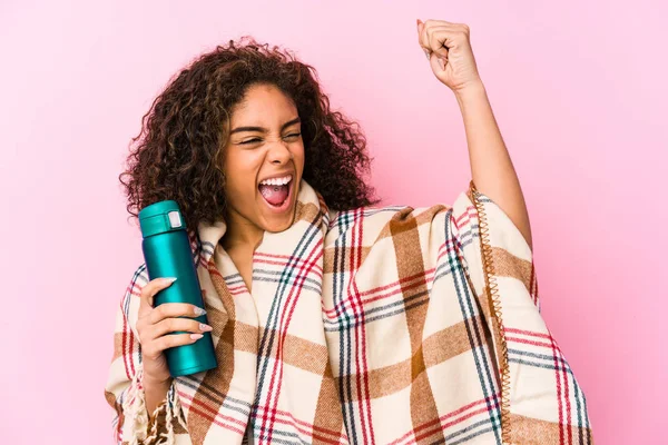 Jonge Afro Amerikaanse Vrouw Rust Een Camping Geïsoleerde Opvoeding Vuist — Stockfoto