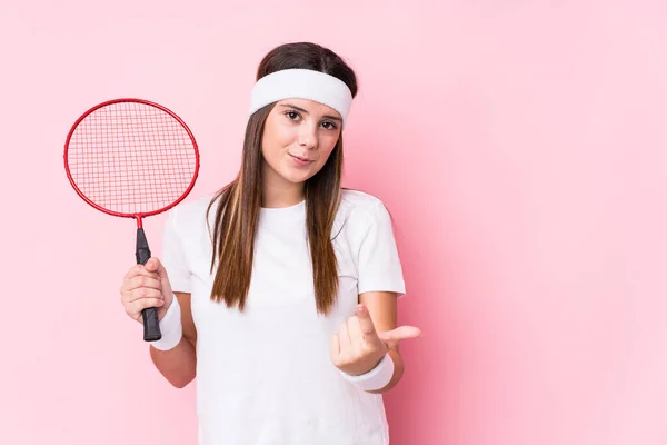 Młoda Kaukaska Kobieta Grająca Badmintona Odizolowana Wskazująca Palcem Ciebie Jakby — Zdjęcie stockowe