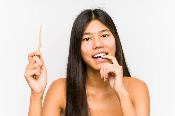 Junge Chinesin Hält Eine Zahnbürste Der Hand Und Denkt Entspannt — Stockfoto