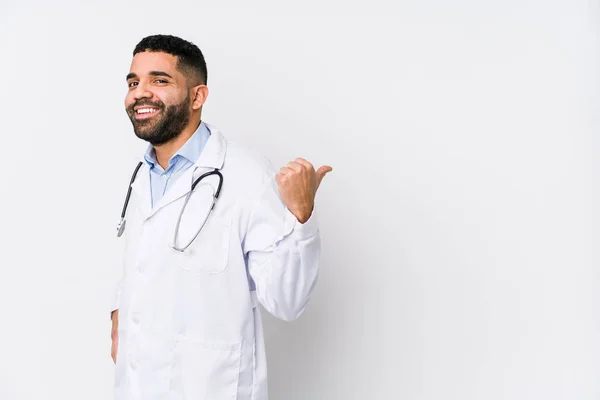 Jovem Médico Árabe Homem Pontos Isolados Com Dedo Polegar Distância — Fotografia de Stock