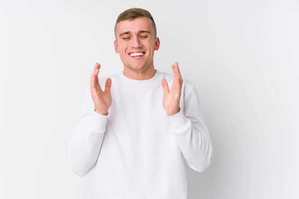 Jonge Kaukasische Man Witte Achtergrond Vrolijk Lachen Veel Geluksconcept — Stockfoto