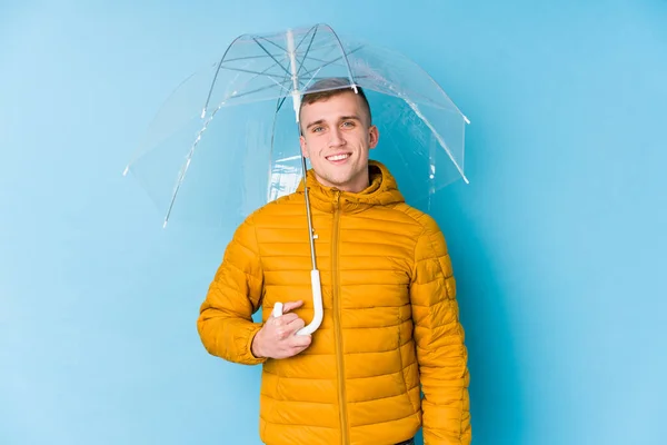 Junger Kaukasischer Mann Hält Einen Regenschirm Glücklich Lächelnd Und Fröhlich — Stockfoto