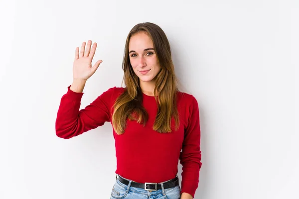 Young Caucasian Woman Posing Isolated Smiling Cheerful Showing Number Five — Stock Photo, Image