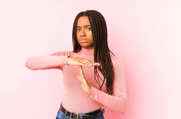 Jong Afrikaans Amerikaans Vrouw Geïsoleerd Een Roze Achtergrond Tonen Een — Stockfoto