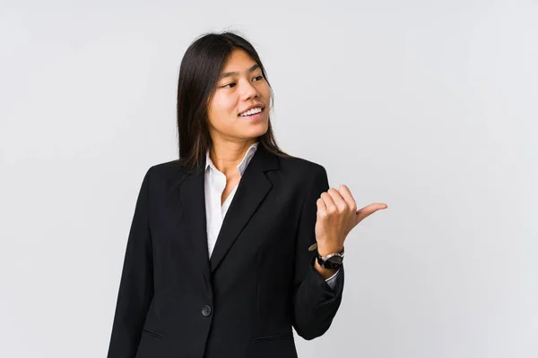 Jovem Asiático Mulher Negócios Aponta Com Dedo Polegar Distância Rindo — Fotografia de Stock