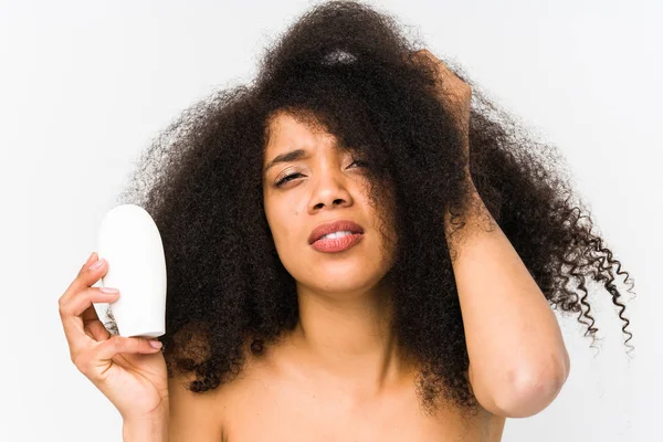 Jovem Afro Mulher Segurando Hidratante Isolado Sendo Chocado Ela Lembrou — Fotografia de Stock