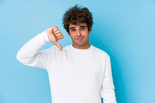 Hombre Caucásico Joven Sobre Fondo Azul Aislado Mostrando Gesto Aversión —  Fotos de Stock