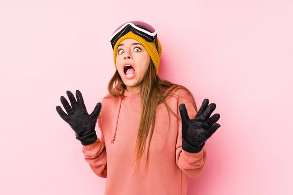 Jovem Caucasiana Vestindo Uma Roupa Esqui Isolada Sendo Chocada Devido — Fotografia de Stock