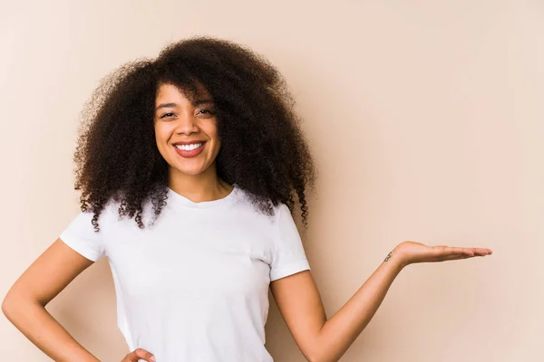 Jonge Afro Amerikaanse Vrouw Toont Een Kopieerruimte Een Handpalm Houdt — Stockfoto