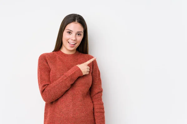 Giovane Donna Caucasica Posa Isolata — Foto Stock