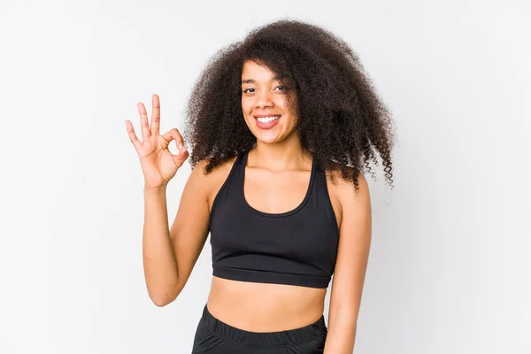 年轻的非洲裔美国女运动员 快乐而自信地表现出一种好的姿态 — 图库照片