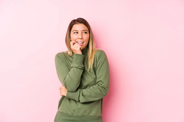 Ung Kaukasisk Kvinna Poserar Isolerad Avslappnad Tänker Något Som Tittar — Stockfoto