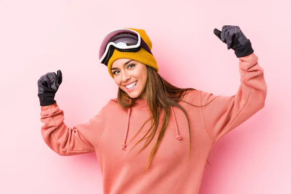Young Caucasian Woman Wearing Ski Clothes Isolated Showing Strength Gesture — 스톡 사진
