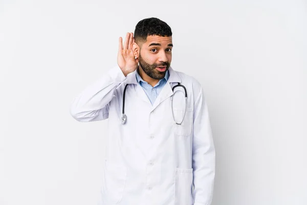 Jovem Árabe Médico Homem Isolado Tentando Ouvir Uma Fofoca — Fotografia de Stock