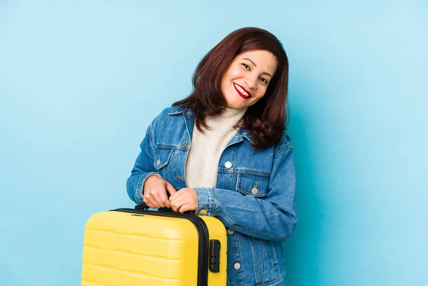 Mujer Viajera Latina Mediana Edad Sosteniendo Una Maleta Aislada Riendo — Foto de Stock