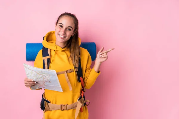 Jovem Viajante Caucasiana Isolado Sorrindo Apontando Para Lado Mostrando Algo — Fotografia de Stock