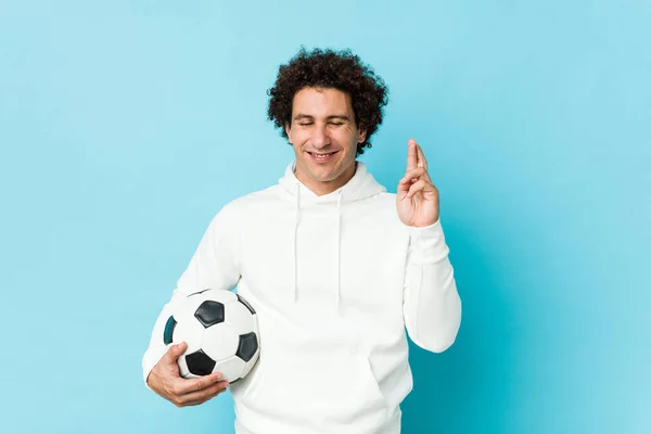 Homem Desportivo Segurando Uma Bola Futebol Cruzando Dedos Por Ter — Fotografia de Stock