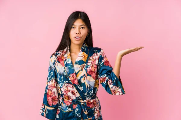 Joven Mujer Asiática Usando Pijama Kimono Impresionado Sosteniendo Espacio Copia —  Fotos de Stock