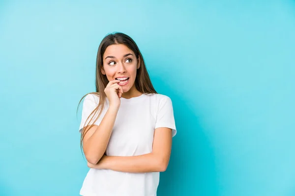 Young Caucasian Woman Isolated Relaxed Thinking Something Looking Copy Space — Stock Photo, Image