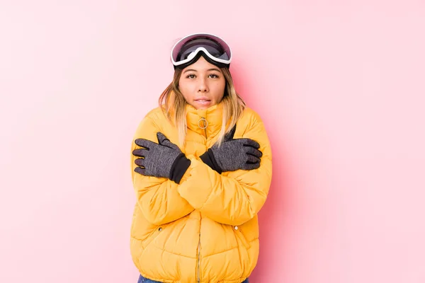 Mulher Branca Jovem Vestindo Uma Roupa Esqui Fundo Rosa Indo — Fotografia de Stock