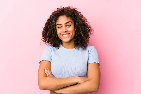 Jonge Afro Amerikaanse Vrouw Tegen Een Roze Achtergrond Die Zich — Stockfoto