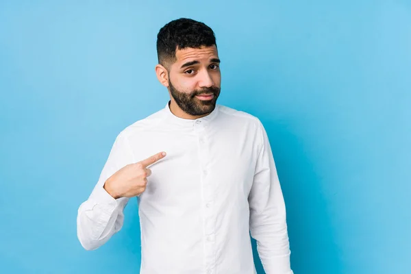 Mladý Latinský Muž Modrém Pozadí Izolovaný Ukazuje Prstem Vás Jako — Stock fotografie