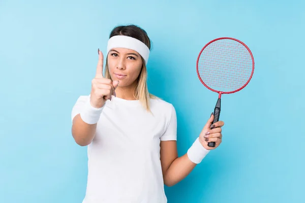 Jovem Caucasiana Jogando Badminton Isolado Mostrando Número Com Dedo — Fotografia de Stock