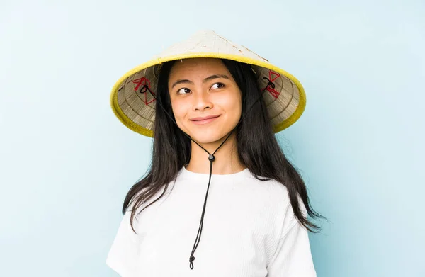 Joven Mujer China Con Heno Vietnamita Aislado Sorprendido Sorprendido —  Fotos de Stock