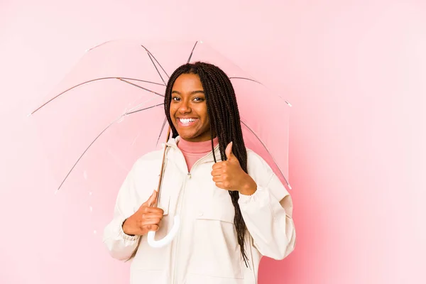 Jovem Afro Americana Segurando Guarda Chuva Isolado Sorrindo Levantando Polegar — Fotografia de Stock