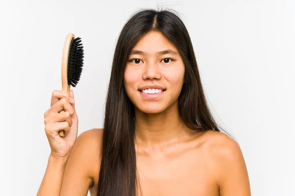 Junge Chinesin Mit Einer Haarbürste Isoliert Glücklich Lächelnd Und Fröhlich — Stockfoto