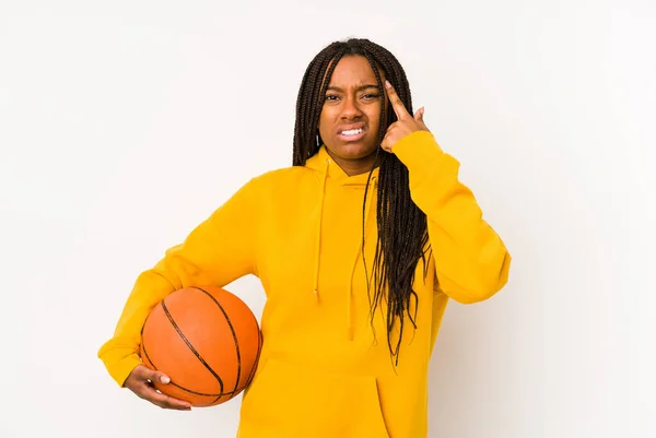 Молода Афроамериканка Яка Грає Баскетбол Ізольована Показує Розчарований Жест Вказівним — стокове фото