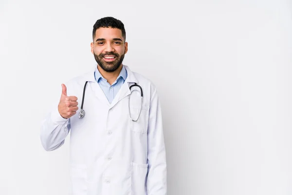 Jovem Árabe Médico Homem Isolado Sorrindo Levantando Polegar — Fotografia de Stock