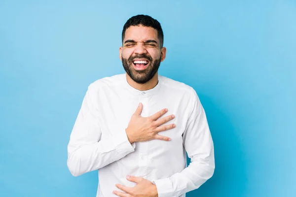 Jovem Latino Homem Contra Fundo Azul Isolado Alegremente Diverte Mantendo — Fotografia de Stock