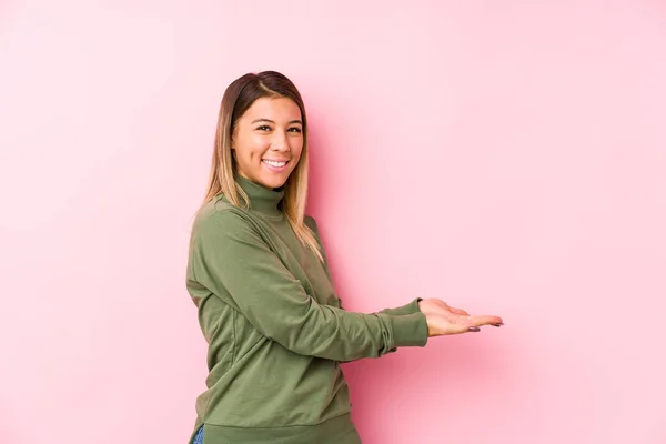 Jonge Blanke Vrouw Poseren Geïsoleerd Houden Van Een Kopieerruimte Een — Stockfoto