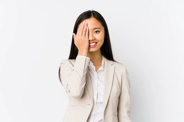 Junge Chinesische Geschäftsfrau Isoliert Spaß Dabei Das Halbe Gesicht Mit — Stockfoto