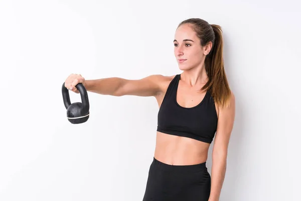 Beyaz Tenli Genç Bir Kadın Elinde Bir Kettlebell Tutuyor — Stok fotoğraf