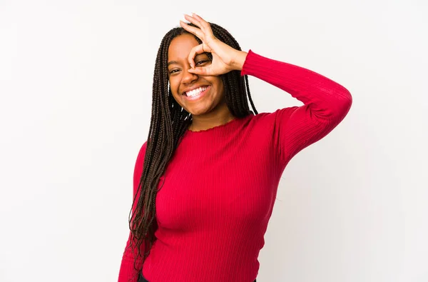 Jonge Afrikaanse Amerikaanse Vrouw Geïsoleerd Opgewonden Houden Gebaar Oog — Stockfoto
