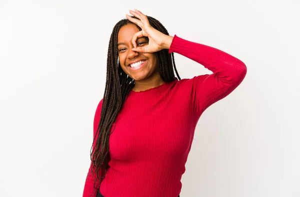 Joven Africano Americano Mujer Aislado Emocionado Mantener Gesto Ojo — Foto de Stock